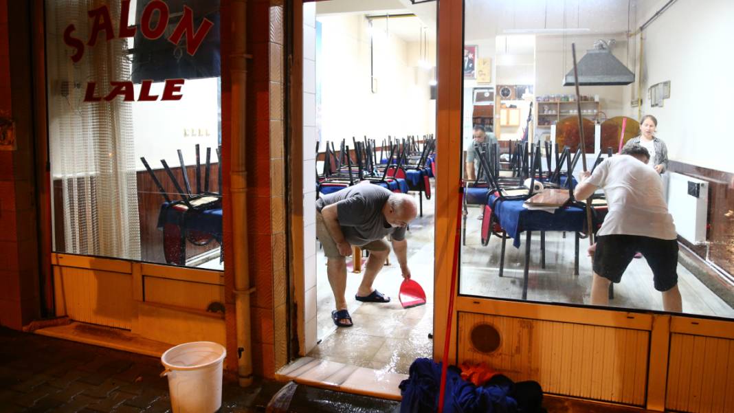 Ulaşım kapandı, iş yerlerini su bastı... Sel felaketi o illeri vurdu 6